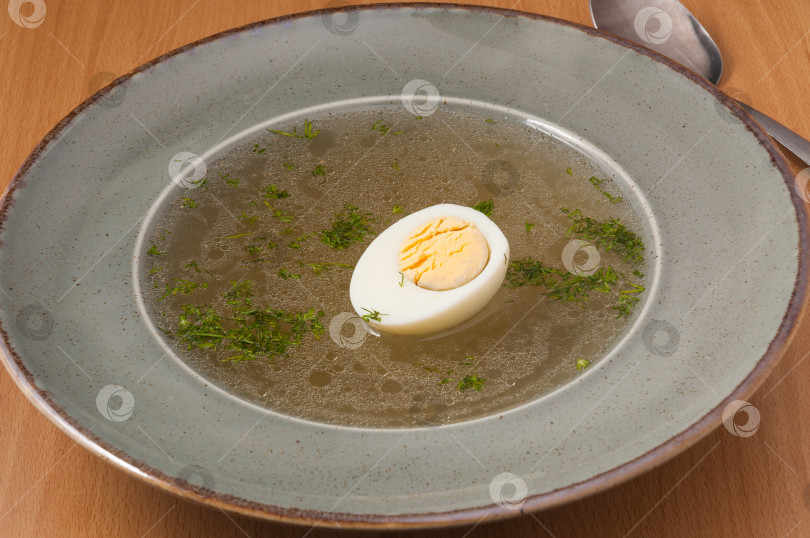 Скачать бульон с яйцом и укропом. закрыть фотосток Ozero