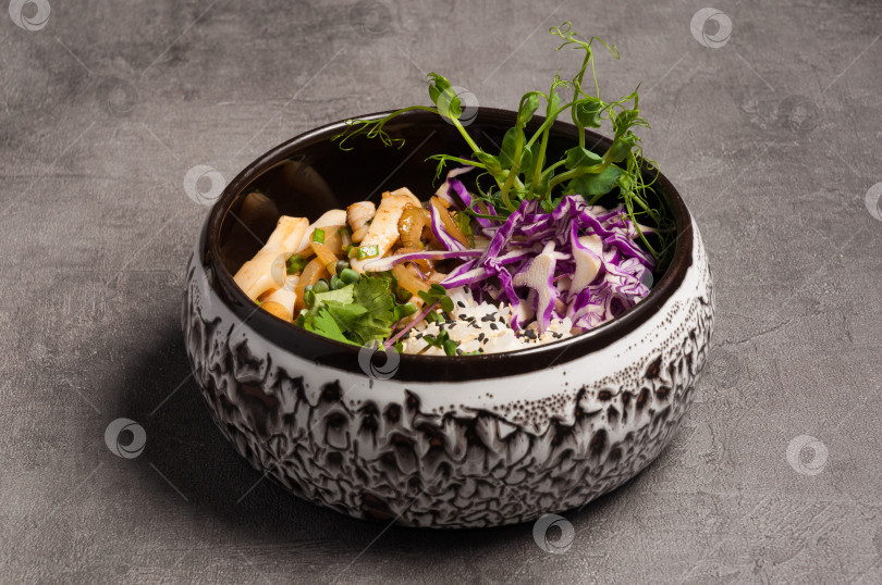 Скачать кальмары с рисом в соусе с овощами фотосток Ozero
