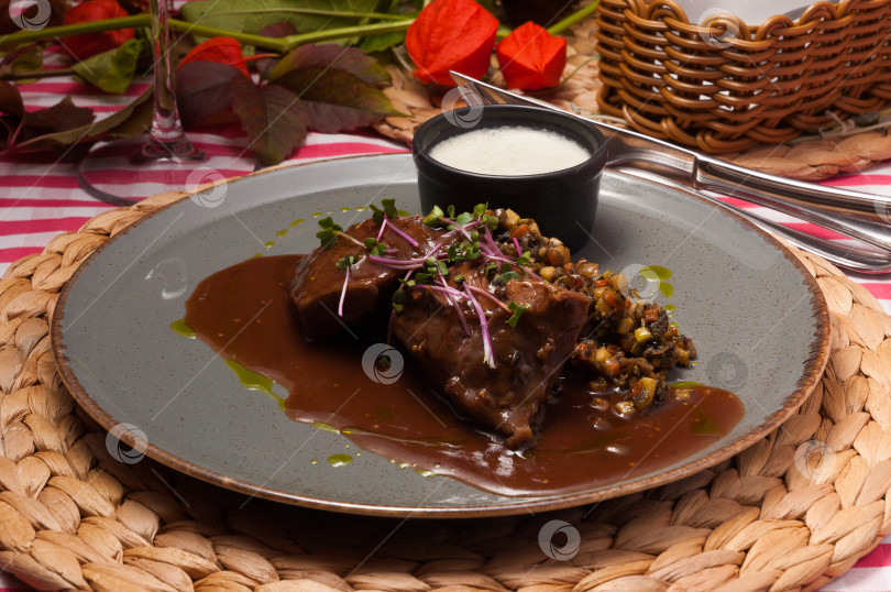 Скачать отварная говядина с овощами и соусом в ресторане фотосток Ozero