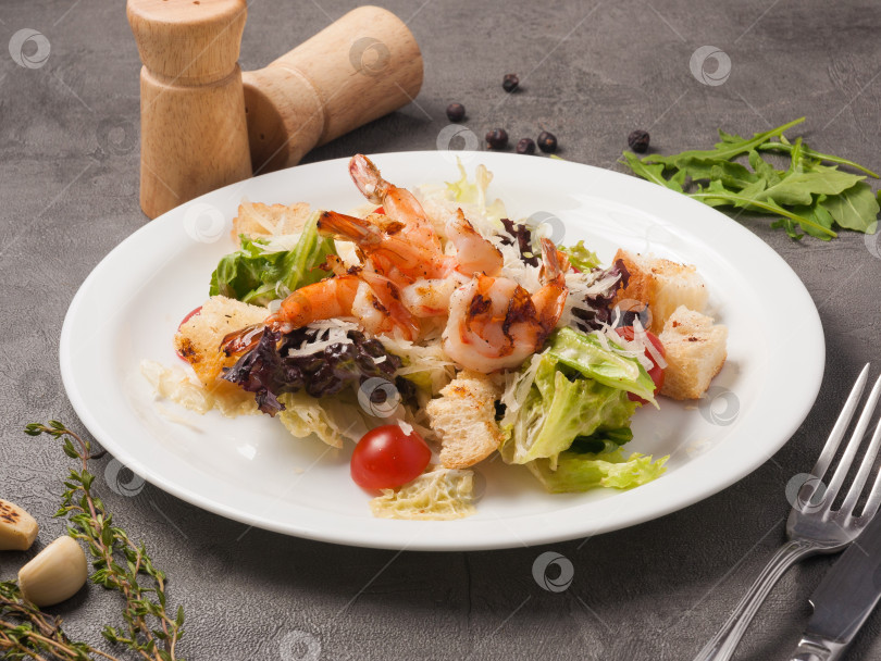 Скачать Салат "Цезарь" с креветками. классический салат из морепродуктов фотосток Ozero