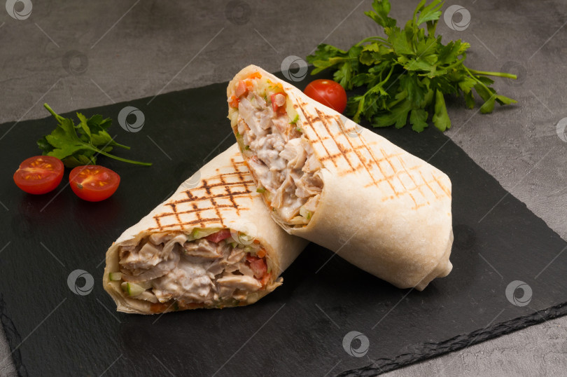 Скачать вкусная шаурма на гриле с курицей и овощами фотосток Ozero