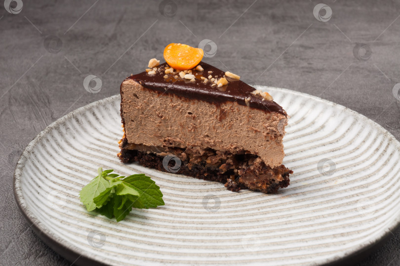 Скачать кусочек торта с шоколадным муссом, украшенный физалисом и мятой фотосток Ozero