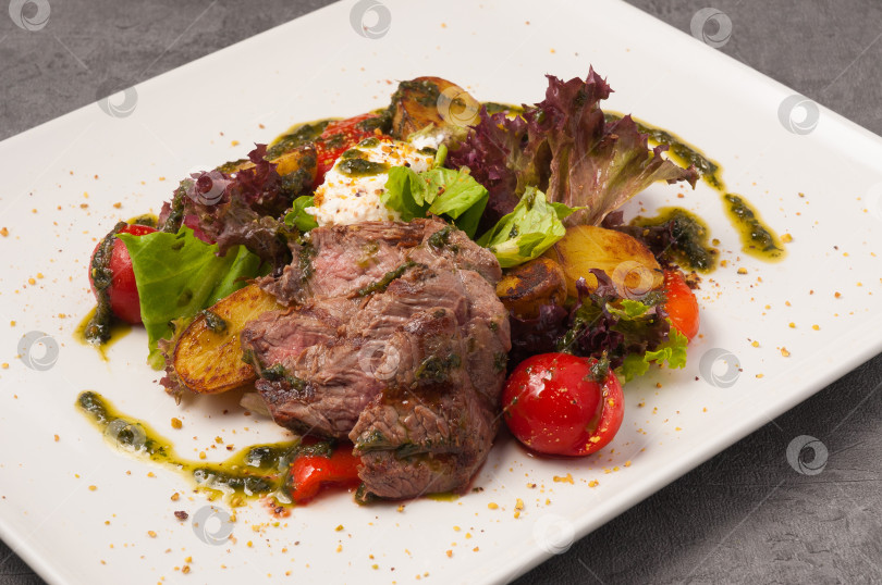 Скачать салат с говядиной, овощами и мягким сыром фотосток Ozero