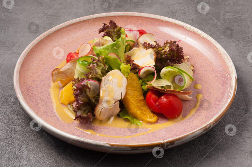 Скачать салат с уткой, апельсином, овощами и соусом из манго фотосток Ozero
