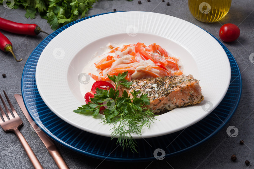 Скачать лосось со специями, запеченный с овощами в сливках фотосток Ozero