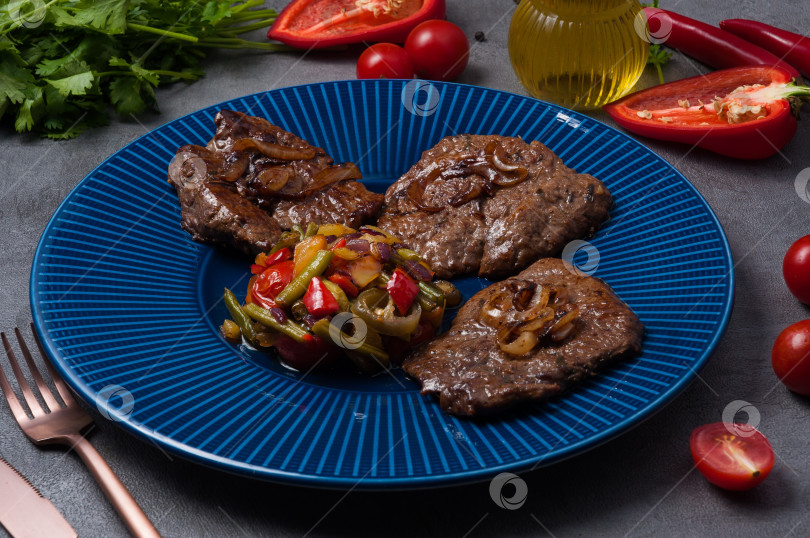 Скачать говяжьи отбивные с овощами и карамелизированным луком фотосток Ozero