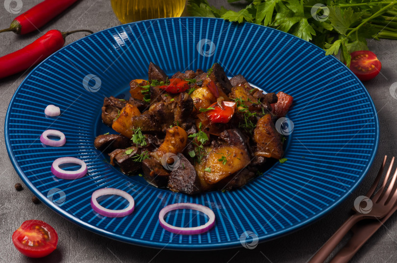 Скачать обжаренные ломтики говядины с белыми грибами и картофелем фотосток Ozero