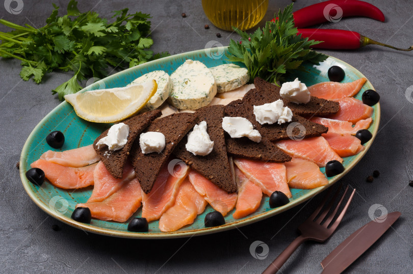 Скачать закуска: красная и белая рыба с сыром и ржаными гренками фотосток Ozero