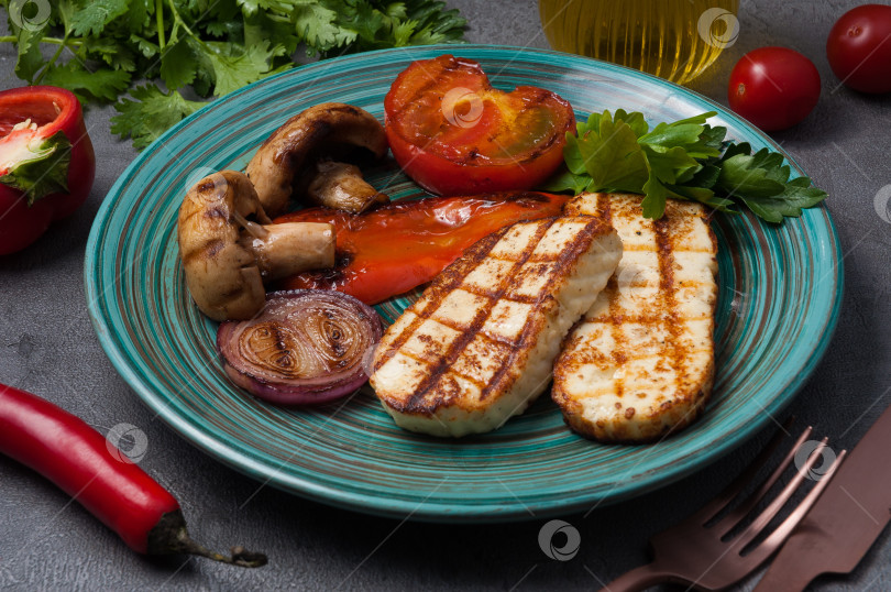 Скачать овощи-гриль с сыром в качестве гарнира к мясным и рыбным блюдам фотосток Ozero