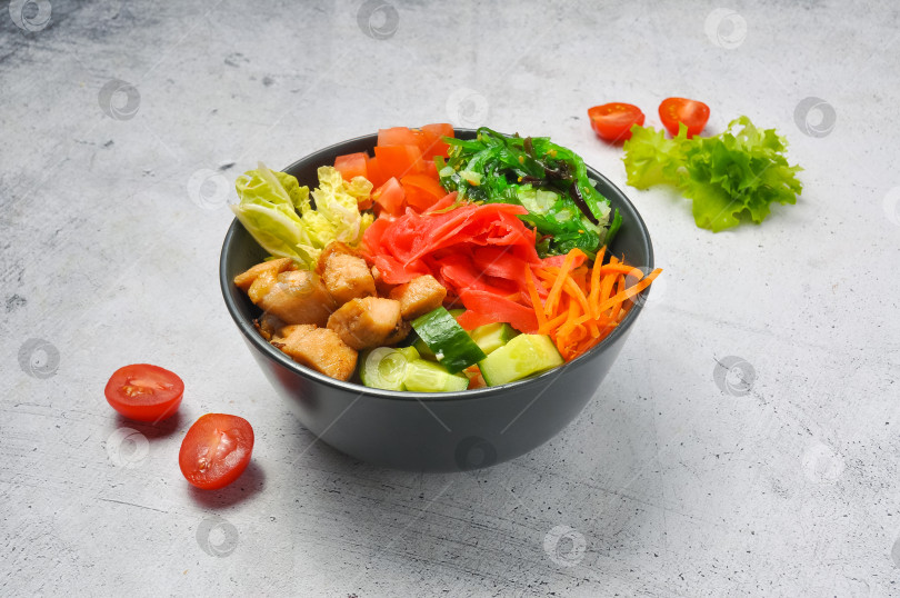 Скачать поке с курицей и овощами в глубоком блюде на светлом фоне фотосток Ozero