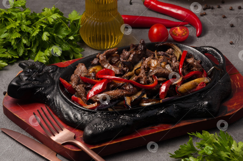 Скачать запеканка с говядиной и овощами: болгарским перцем, луком и баклажанами фотосток Ozero