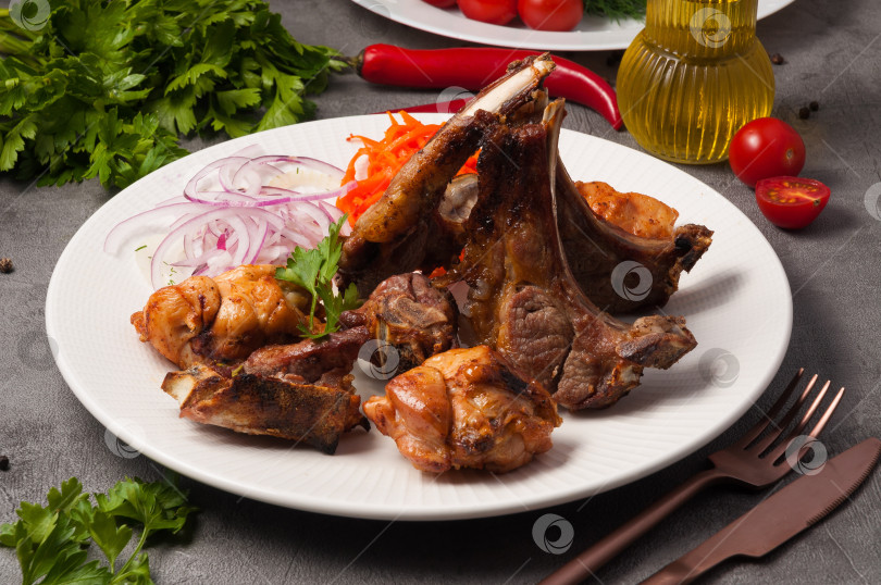 Скачать мясное ассорти на гриле из баранины и курицы, подается с луком и морковью фотосток Ozero