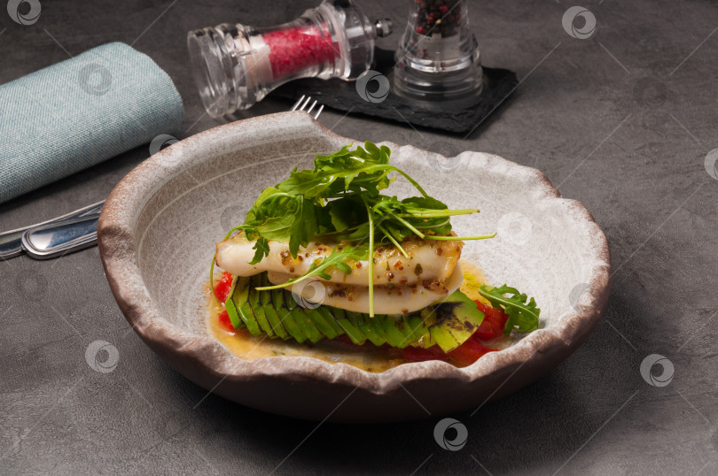 Скачать салат с кальмарами, авокадо и маринованной паприкой фотосток Ozero