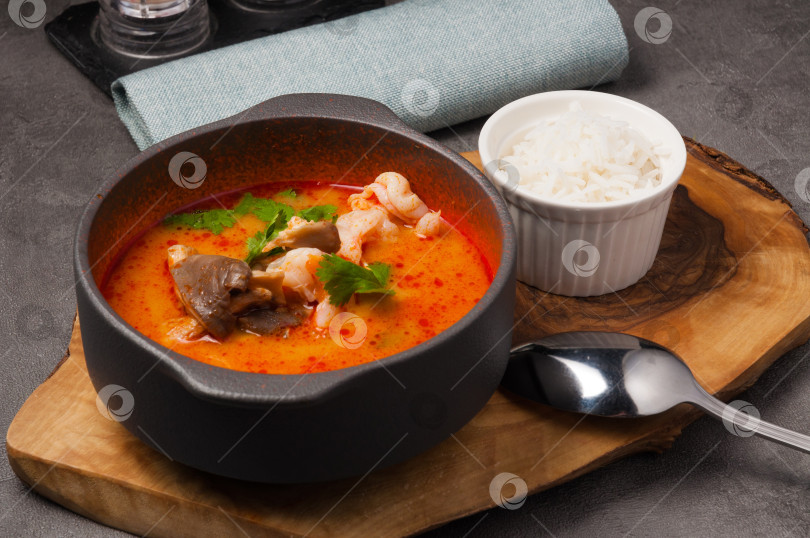 Скачать популярный тайский суп Том Ям с морепродуктами и рисом фотосток Ozero