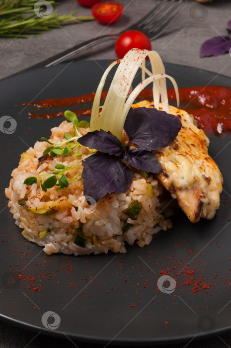 Скачать куриное филе, запеченное с сыром и рисом с овощами фотосток Ozero