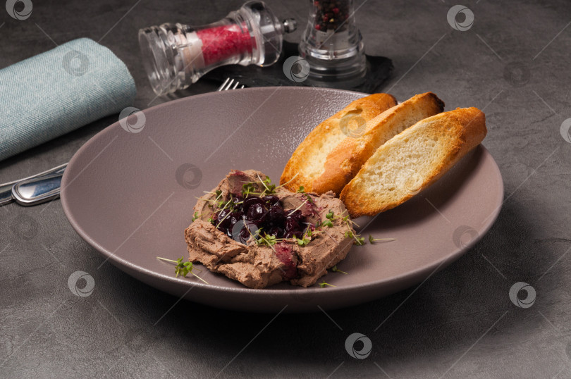 Скачать печеночный паштет с пьяной вишней и хрустящим багетом фотосток Ozero