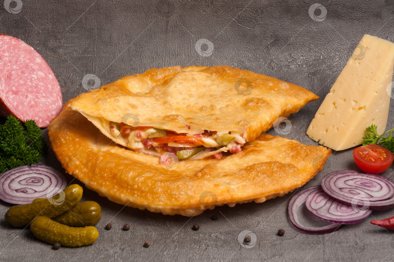 Скачать чебурек с альтернативной начинкой: сыром, овощами и ветчиной фотосток Ozero