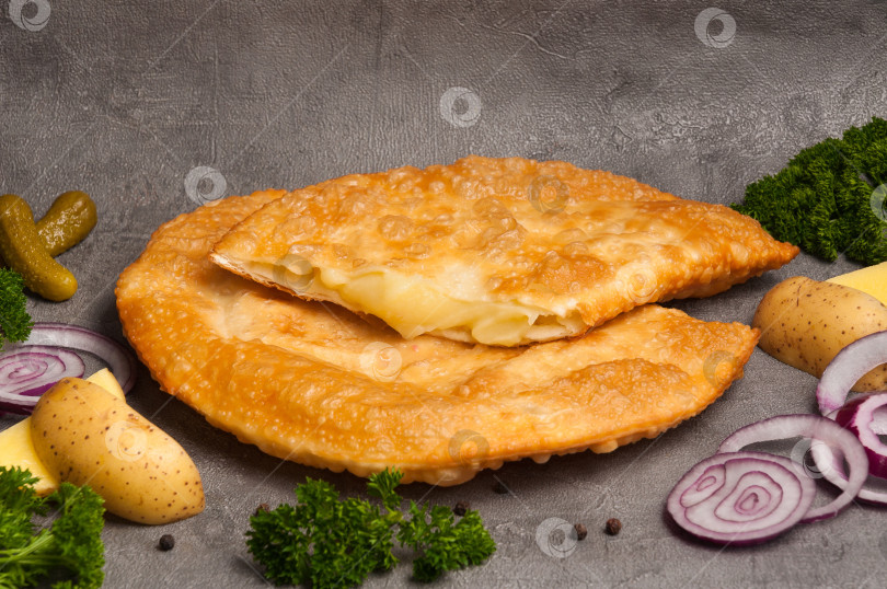 Скачать горячий чебурек с альтернативной начинкой: картофельным пюре фотосток Ozero
