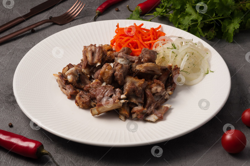 Скачать небольшие кусочки баранины на косточке с луком и морковью фотосток Ozero