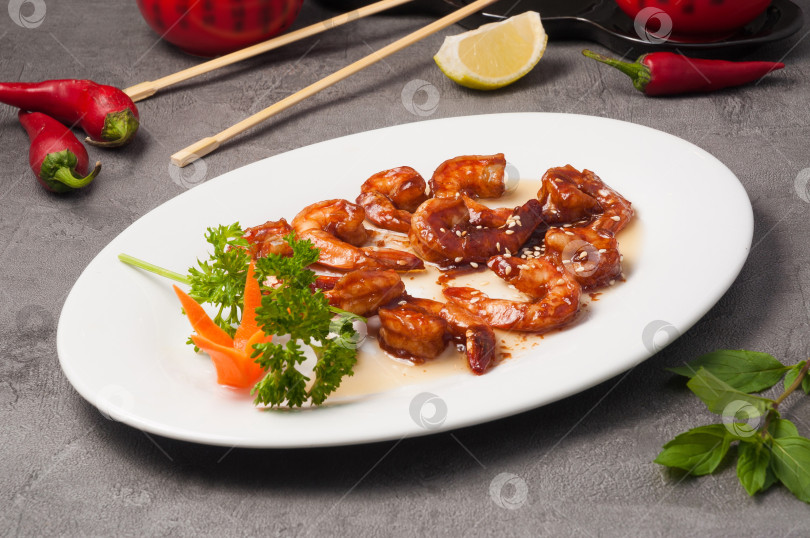 Скачать жареные креветки в соусе. китайская кухня фотосток Ozero