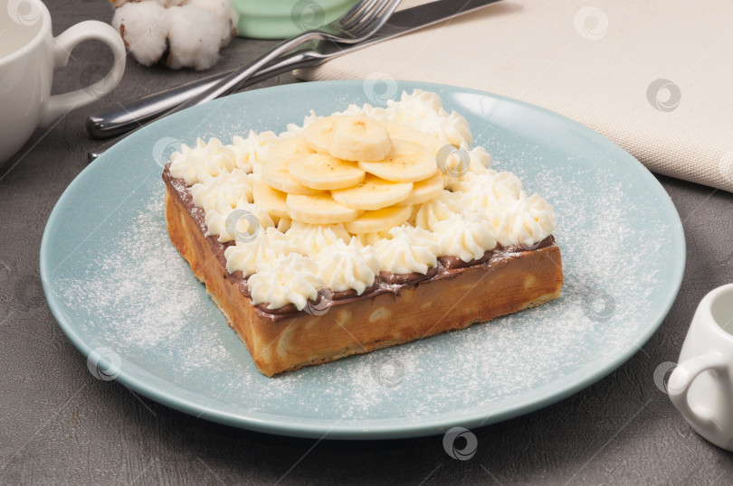 Скачать вафли с бананом, сливочным сыром и шоколадной пастой фотосток Ozero