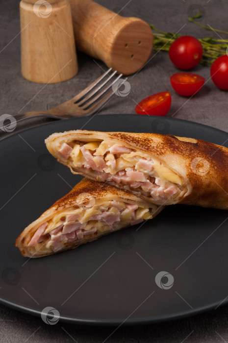 Скачать блинчики с ветчиной и сыром крупным планом. концепция: здоровое питание фотосток Ozero