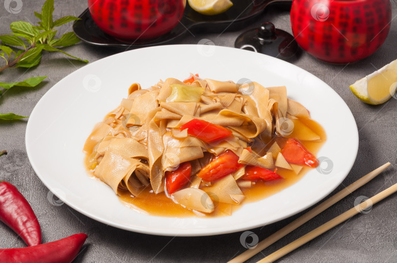 Скачать сыр тофу с овощами в соусе. китайская кухня фотосток Ozero