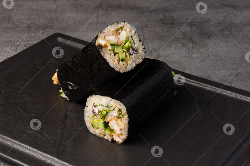 Скачать суширрито с курицей и овощами на темном камне фотосток Ozero