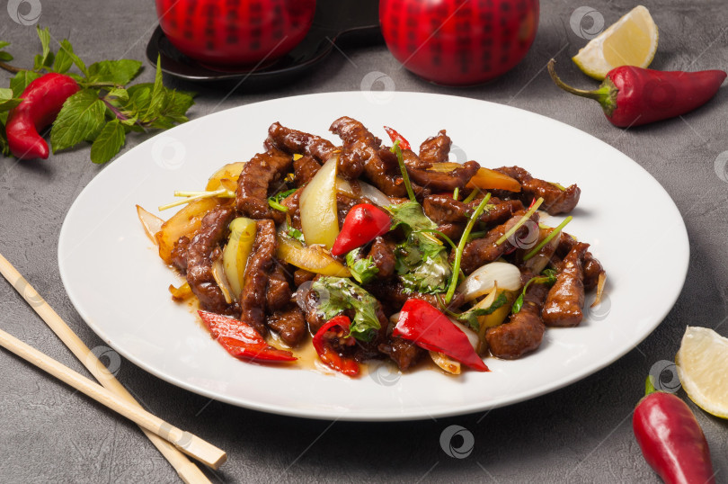 Скачать говядина с овощами и перцем в соусе. китайская кухня фотосток Ozero