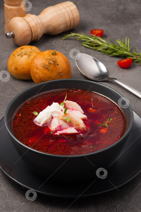 Скачать борщ с чесночными булочками. традиционный русский и украинский суп фотосток Ozero