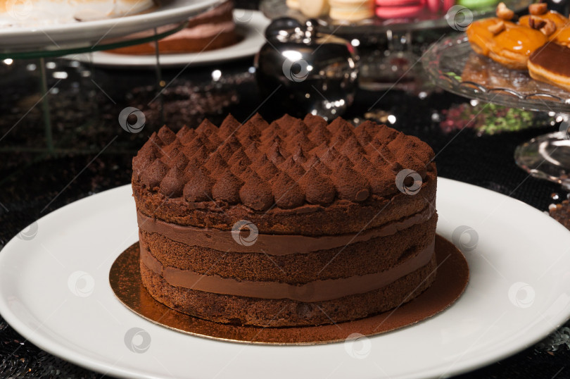 Скачать трюфельный торт с шоколадными коржами и шоколадным кремом фотосток Ozero