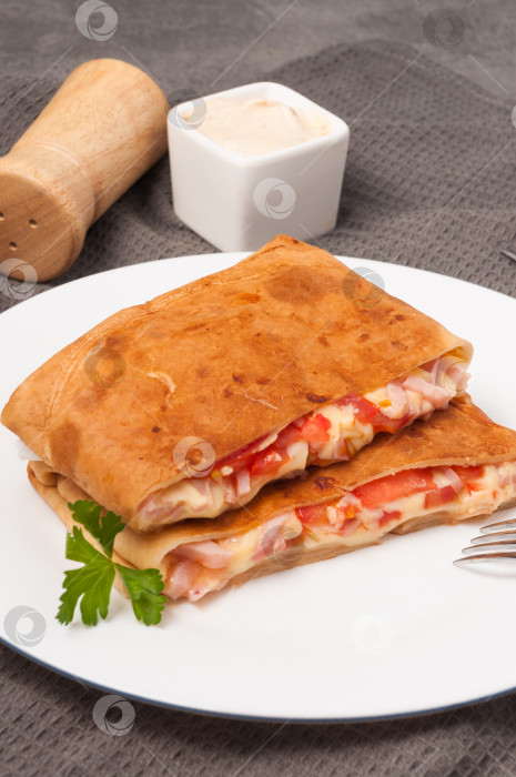 Скачать блинчики с ветчиной, сыром и помидорами на белом блюде. вертикальная рамка фотосток Ozero