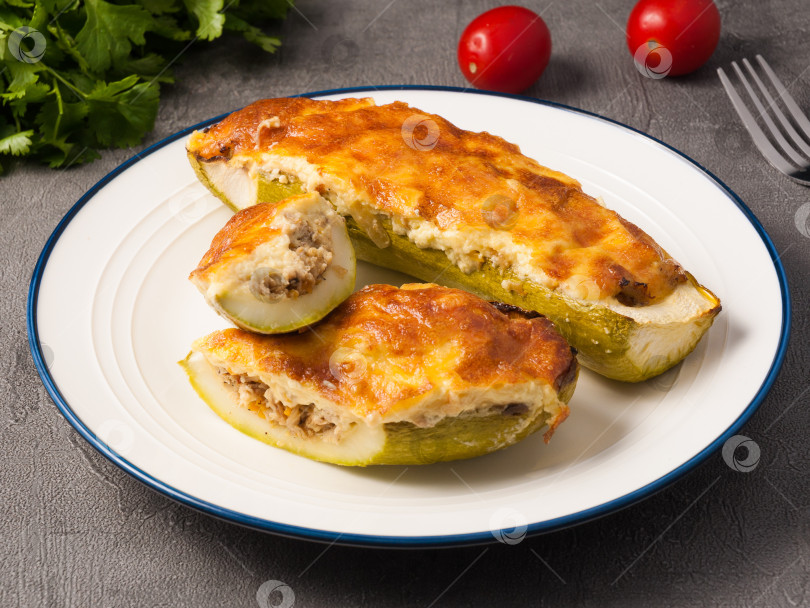 Скачать кабачки, фаршированные мясом под сырной корочкой фотосток Ozero