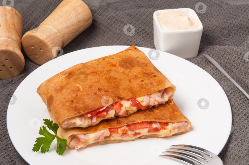 Скачать блинчики с ветчиной, сыром и помидорами на белом блюде. горизонтальная рамка фотосток Ozero