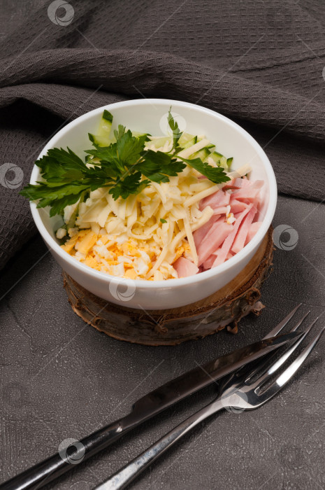 Скачать нежный салат с сыром ветчиной и яйцом фотосток Ozero