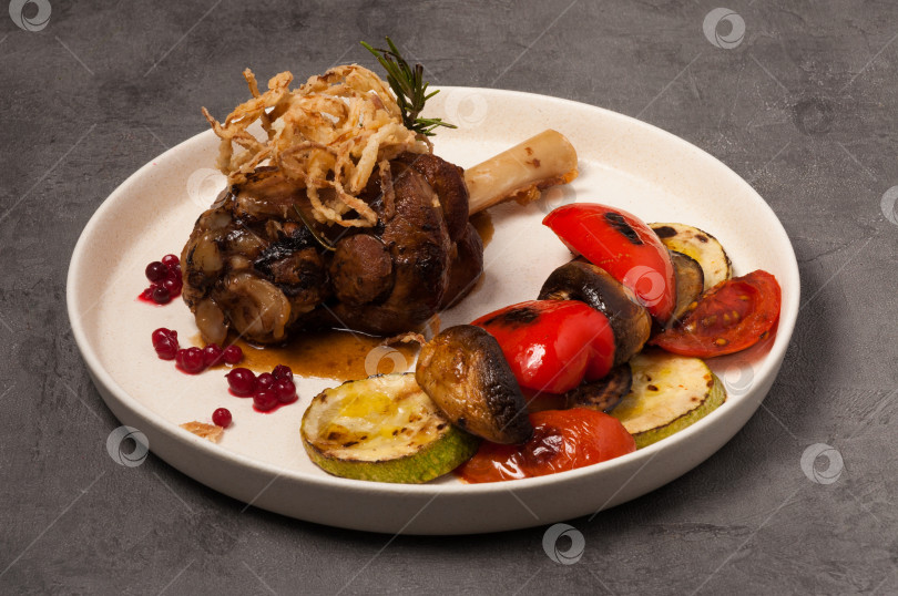 Скачать мясо на косточке с овощами-гриль и ягодным соусом фотосток Ozero