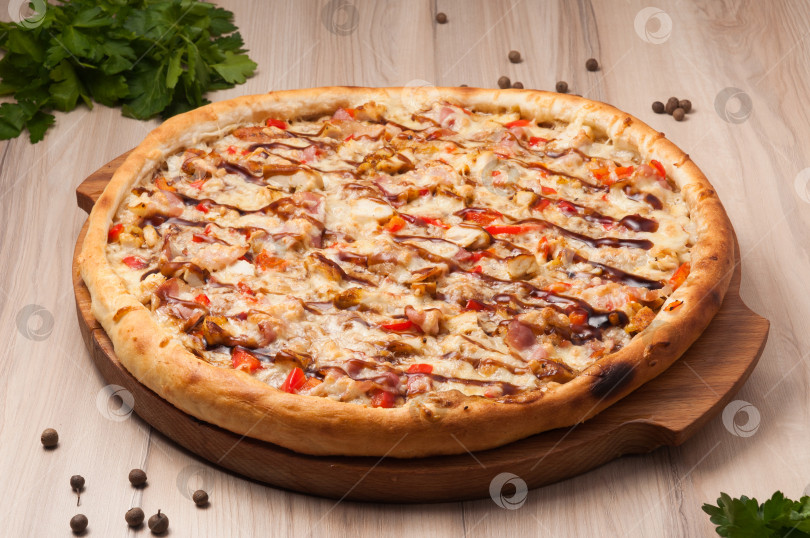 Скачать пицца с курицей, беконом, болгарским перцем и сыром фотосток Ozero