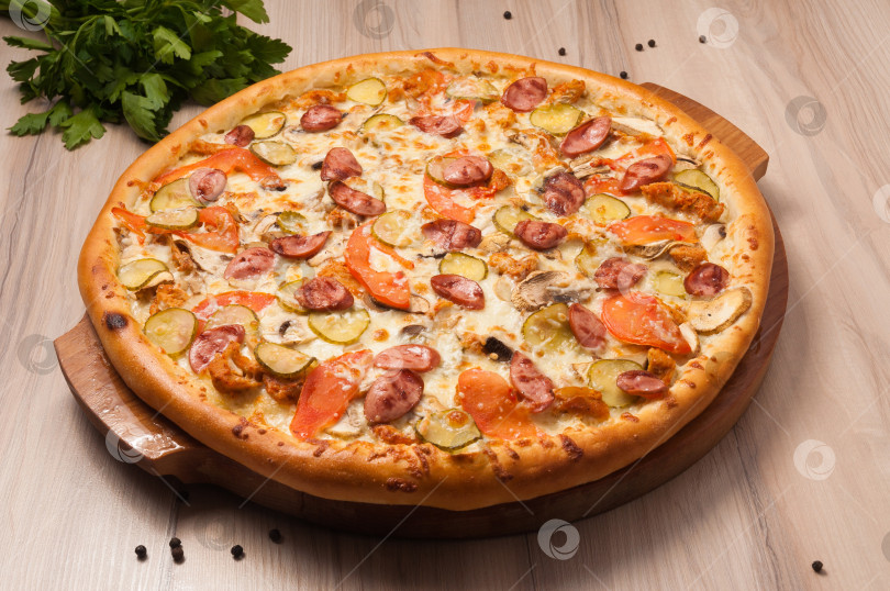 Скачать пицца с сосисками, огурцами, помидорами и грибами фотосток Ozero