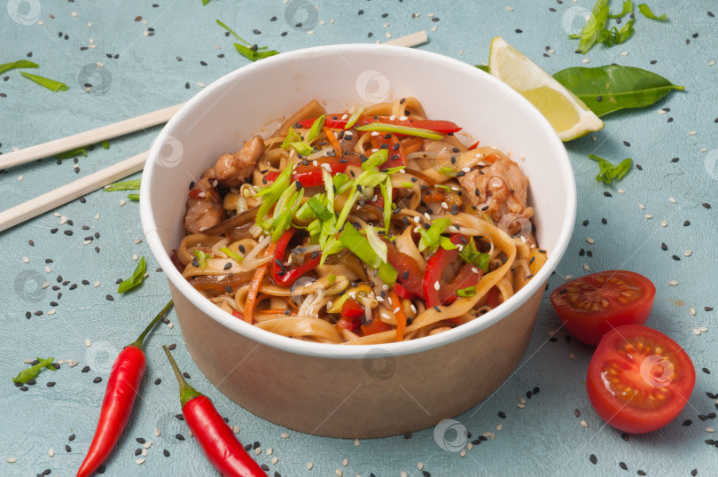 Скачать пшеничная лапша с курицей и овощами в фирменном блюде фотосток Ozero