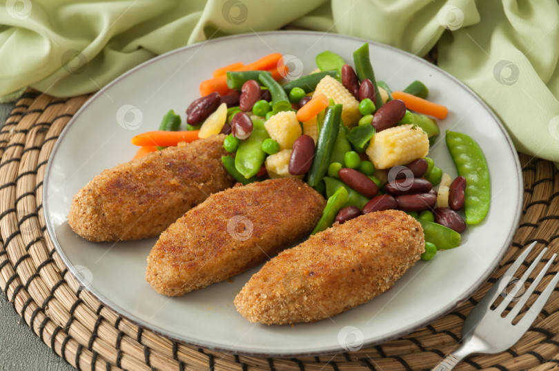Скачать куриные фрикадельки с овощами: фасолью, горошком, кукурузой и фотосток Ozero