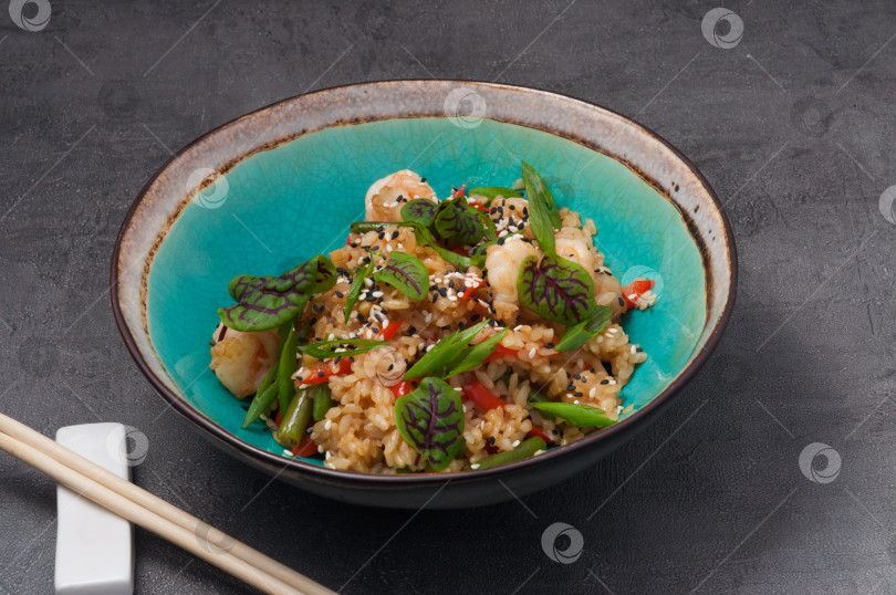 Скачать чесночный рис с курицей и фасолью. азиатская кухня фотосток Ozero