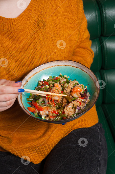 Скачать девушка ест чесночный рис с креветками в ресторане фотосток Ozero