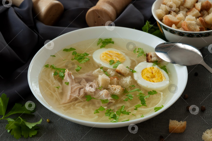 Скачать куриный суп с лапшой, яйцом, зеленью и гренками фотосток Ozero