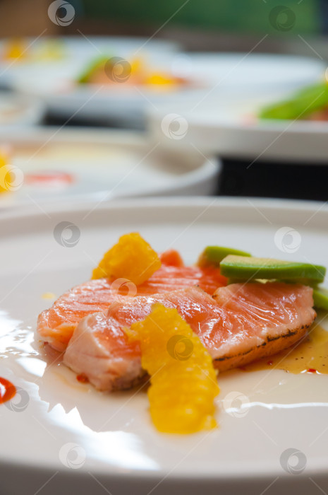 Скачать вкусный лосось с авокадо и апельсином. крупный план. фотосток Ozero