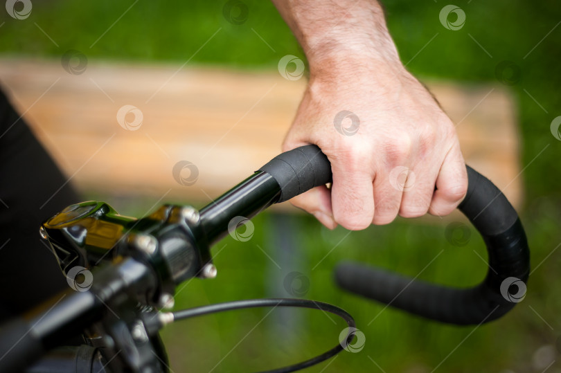 Скачать Велосипедист со своим велосипедом крупным планом. Фотосъемка на открытом воздухе. фотосток Ozero