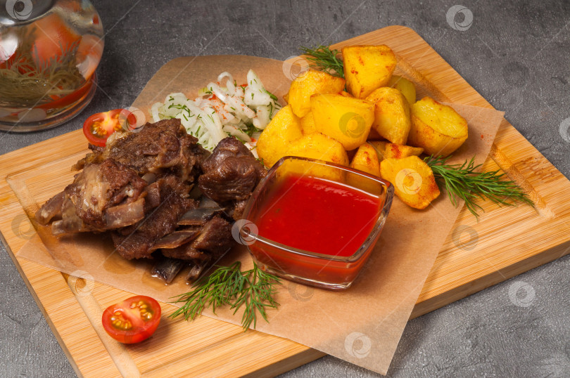 Скачать бараньи ребрышки с картофелем, маринованным луком и томатным соусом фотосток Ozero