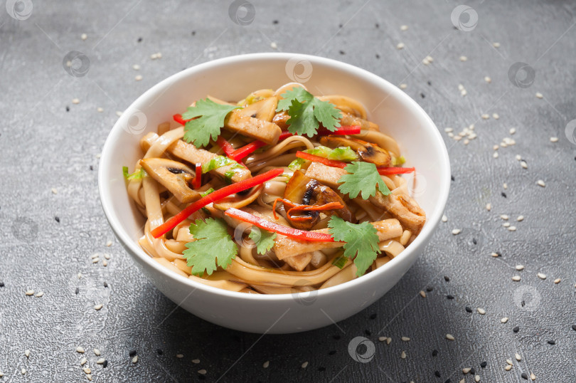 Скачать пшеничная лапша удон с курицей и овощами фотосток Ozero
