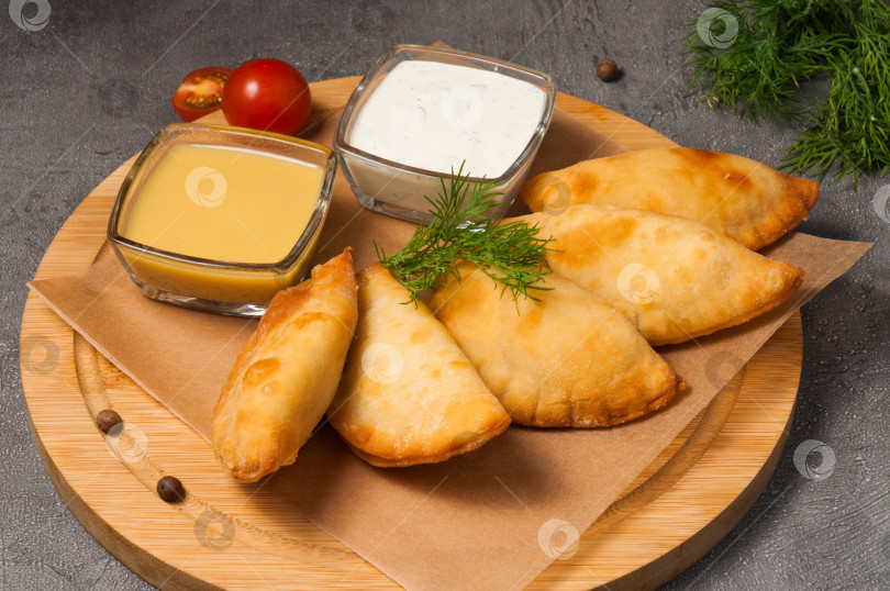 Скачать посекунчики - маленькие пирожки с мясом, с горчичной заправкой и сметаной фотосток Ozero
