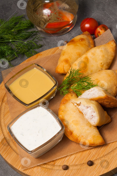 Скачать посекунчики - маленькие пирожки с мясом, с горчичной заправкой и сметаной фотосток Ozero