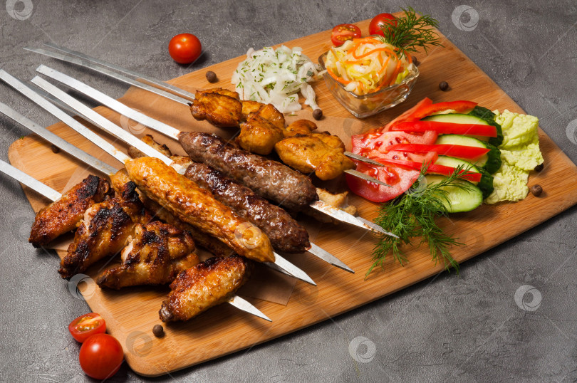 Скачать мясное ассорти на гриле: люля-кебаб, шашлык, куриные крылышки фотосток Ozero